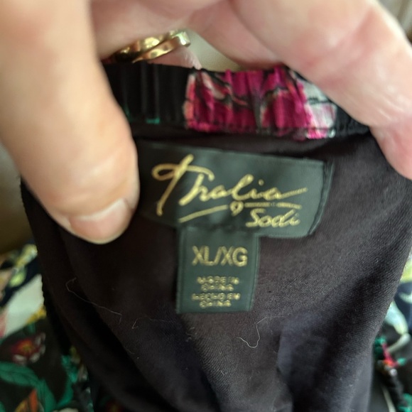 Beautiful blouse .  Size XL - Picture 6 of 7